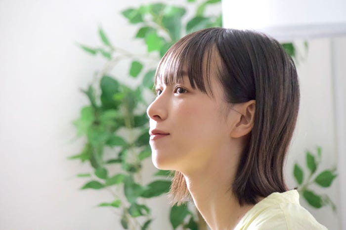 さかたりさ/縦型WebCM「縦型イオンカード編」(提供写真)