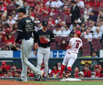 身長50センチ差対決が実現！NPB最長身213センチのオリックス・ジェリーと、最も低身長163センチの広島・勝田が対峙 結果は投ゴロ