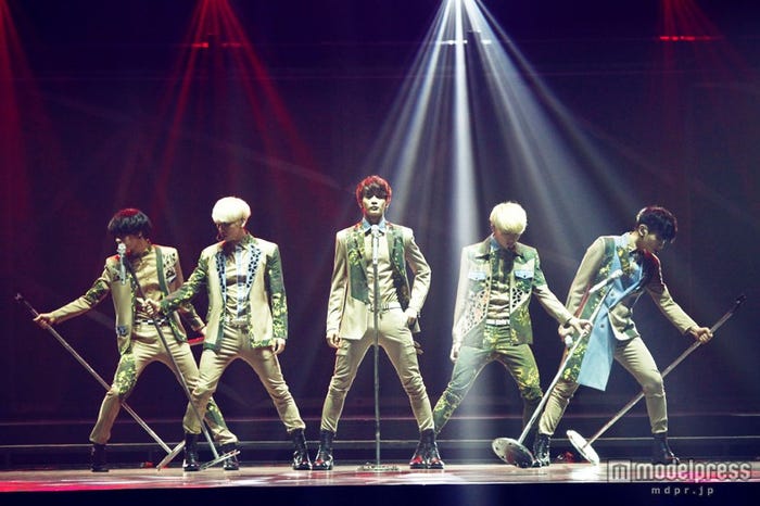 躍動感あふれるパフォーマンスで魅了