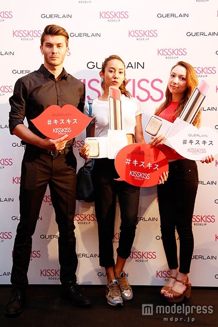 武智ミドリ（中央）