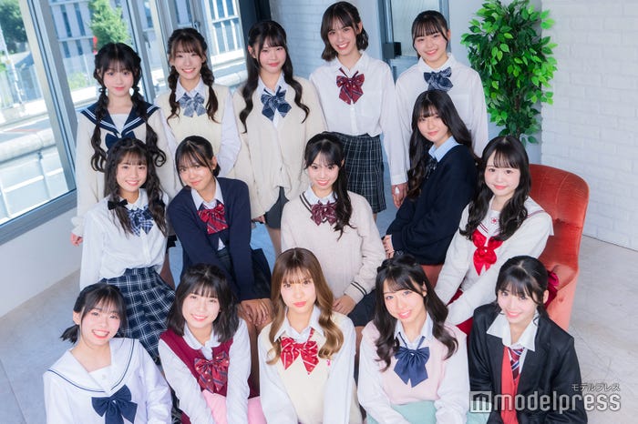 「JCミスコン2024」ファイナリスト/(前列左から)もっちーさん、あっかーさん、ゆめめさん、ゆん丸さん、ゆなさん(中央左から)めいさん、さくちさん、SOLAさん、せりなさん、はるかさん(後列左から)いっちゃんさん、めいささん、紅華さん、はんなさん、Ayaさん(C)モデルプレス