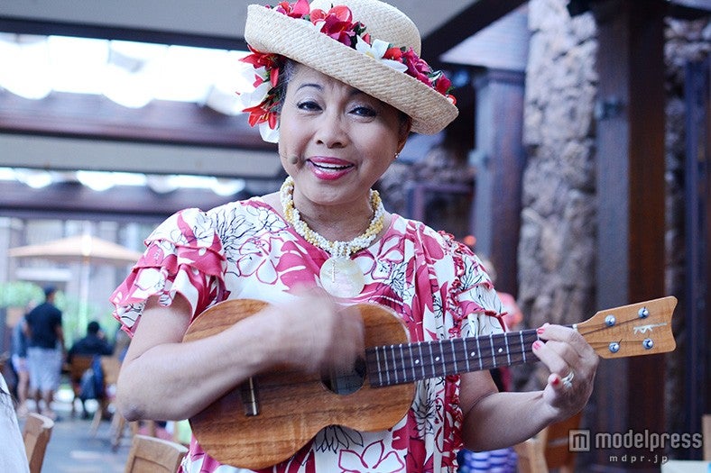 ハワイの雰囲気に包み込むアンティの演奏