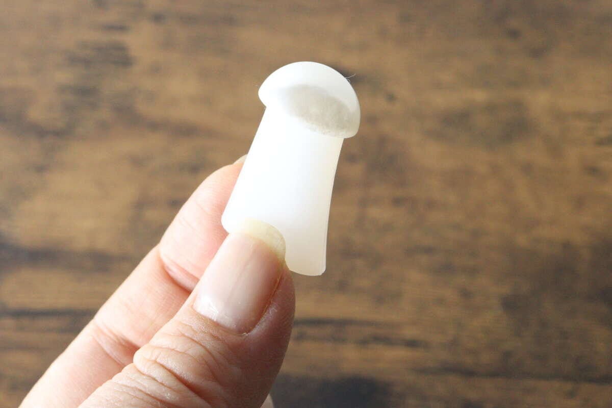 パール風フットセパレーターを指でつまんで見せている パール風フットセパレーターを指でつまんで見せている