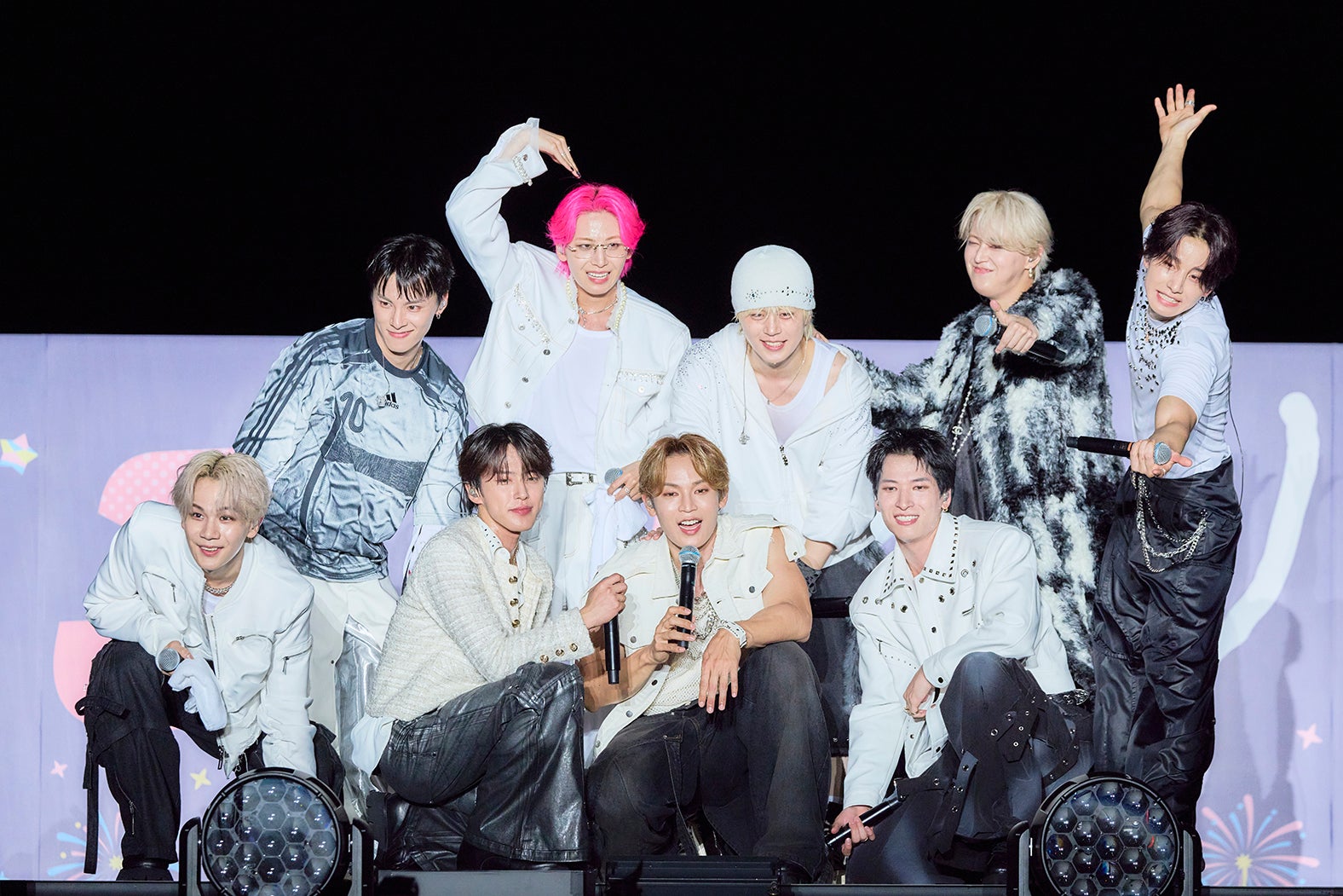 JO1、初の単独野外ライブで異例の“祭り”イベント開催 2万発の花火と迫力パフォーマンス【JO1 5th Anniversary ～祭り～】