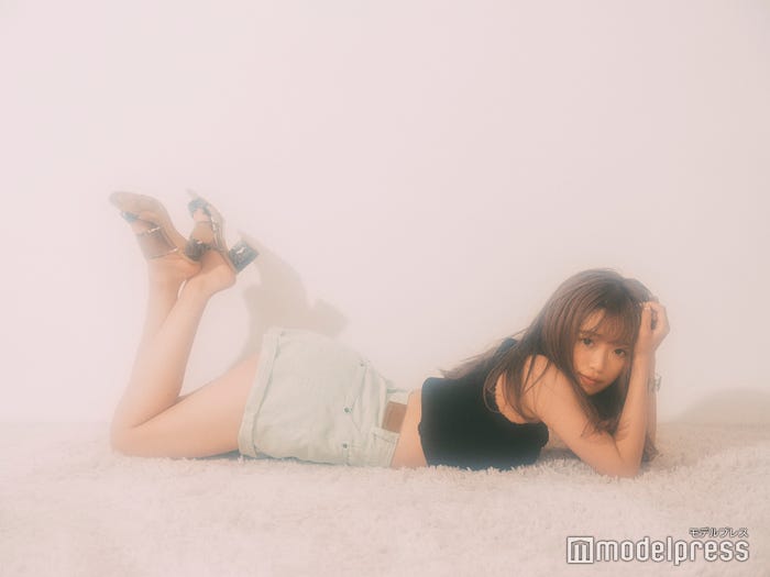 中井りか/トップス:BIELO/パンツ:STYLENANDA/サンダル:RANDA/バングル:irolier/ネックレス:SHIIHA/(C)モデルプレス