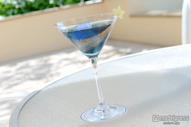 スペシャルカクテル￥1300／ハイピリオン・ラウンジ