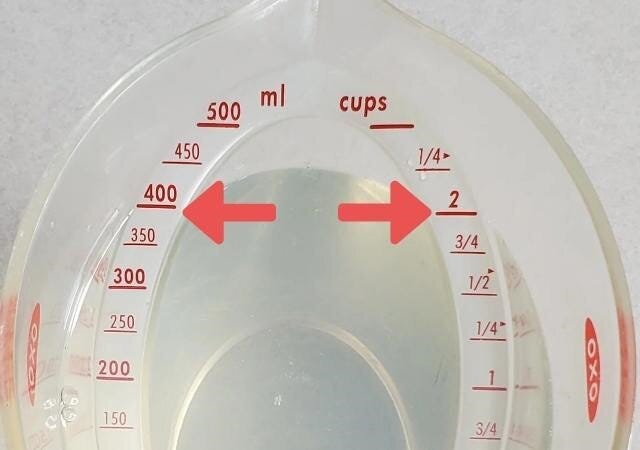 計量カップに塩麹を入れてから水を400mlの目盛まで入れて混ぜる。