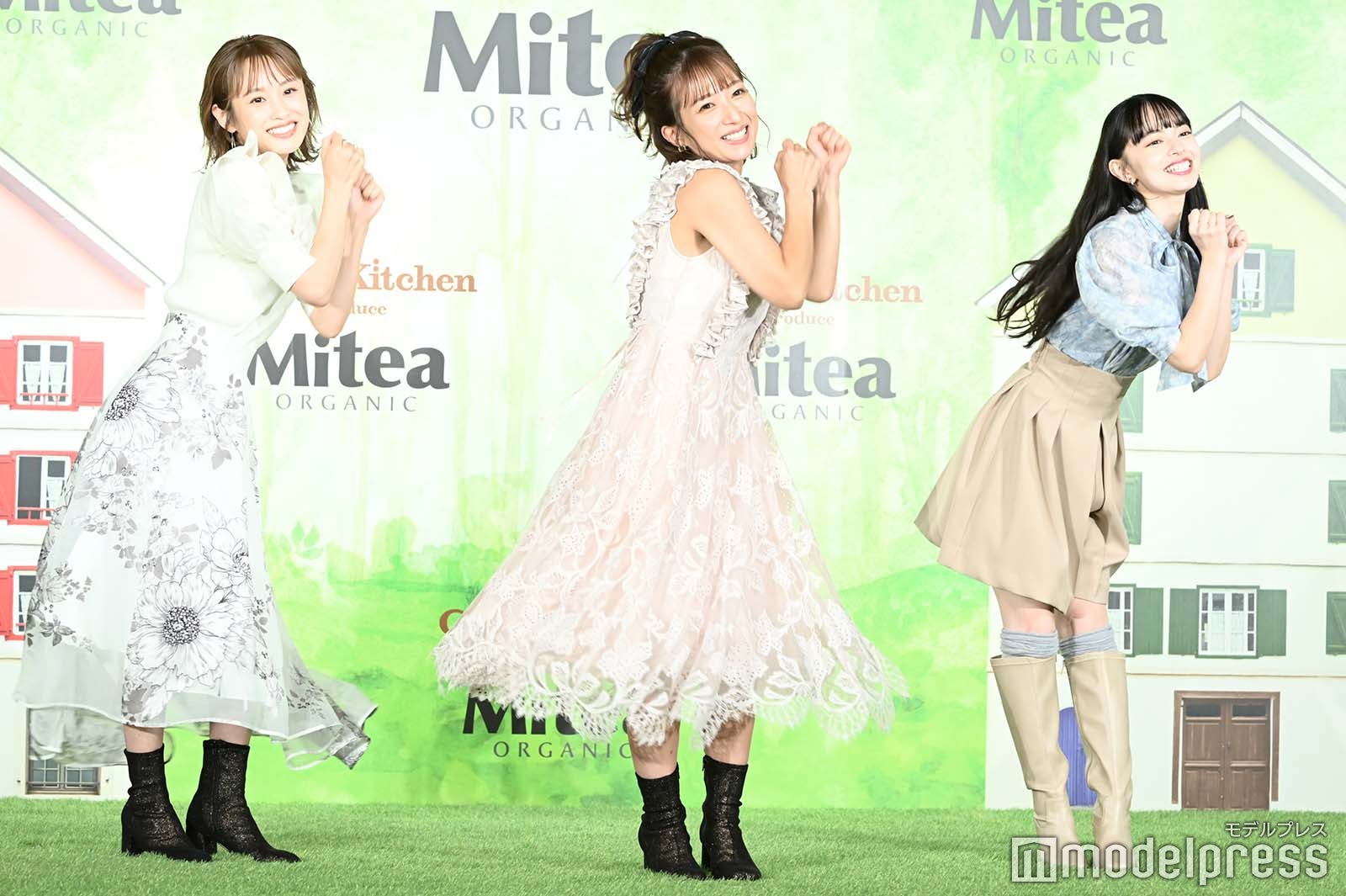 “ミティアダンス”を披露する高橋愛、辻希美、上國料萌衣（C）モデルプレス