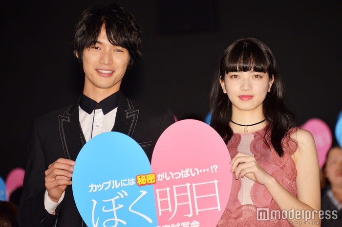 映画「ぼくは明日、昨日のきみとデートする」の試写会に登壇した福士蒼汰、小松菜奈 (C)モデルプレス