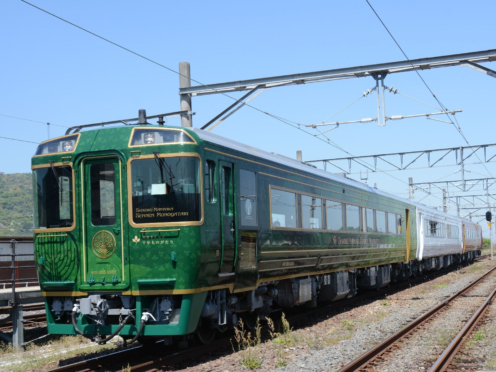 琴平駅に到着する「四国まんなか千年ものがたり」