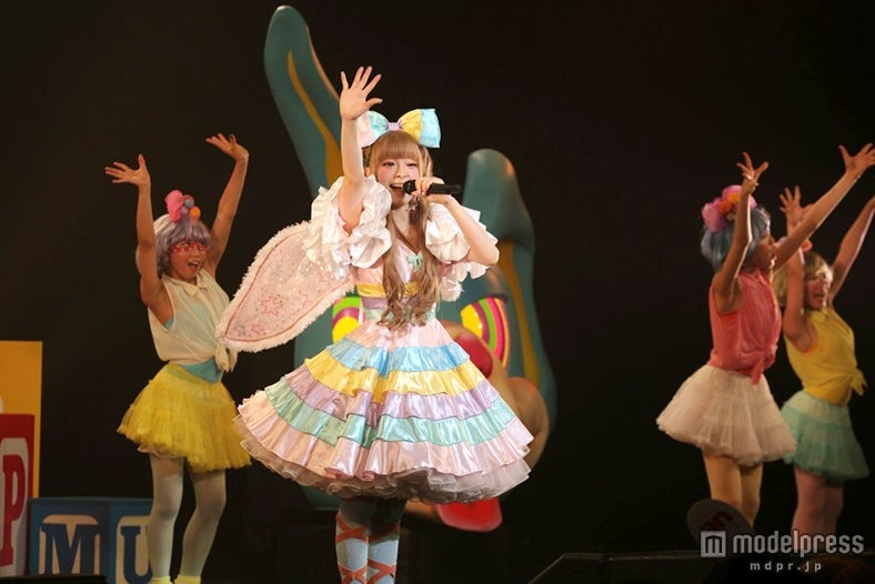 フリルを揺らしながら登場し、観客をメロメロに／photo by hajime kamiiisaka