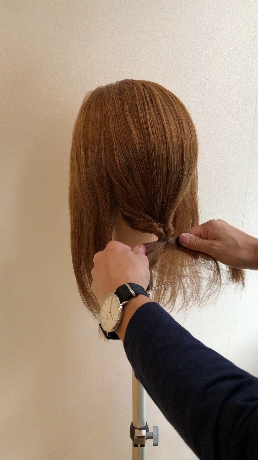 くるりんぱの中に通すだけ ゴムだけで本当に簡単 大人可愛いローポニーアレンジ モデルプレス くるりんぱの中に通すだけ ゴムだけで本当に簡単 大人可愛いローポニーアレンジ モデルプレス