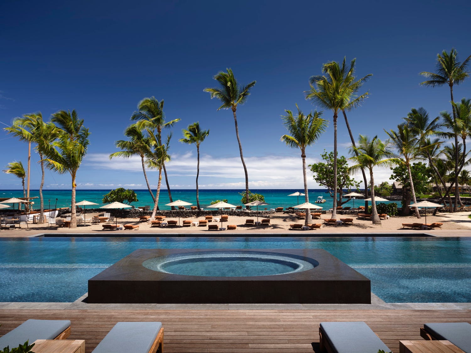 ハワイ島に新ホテル「コナ ビレッジ ローズウッド リゾート」海が煌めくバープールや寛ぎの客室を完備