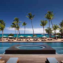 ハワイ島に新ホテル「コナ ビレッジ ローズウッド リゾート」海が煌めくバープールや寛ぎの客室を完備