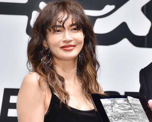 長谷川京子、ミニ丈×ルーズソックスで美脚輝く「さすがの着こなし」「スタイル良すぎ」の声