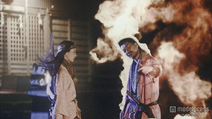 迫力のバトルを繰り広げる