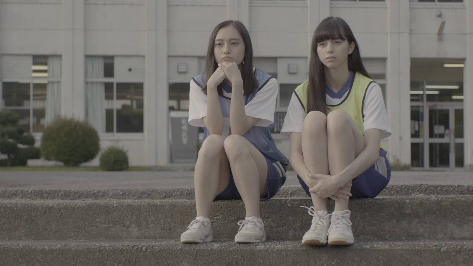 萩原みのり、中条あやみ（C）2015 映画『正しいバスの見分け方』製作委員会