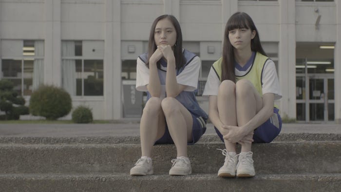 萩原みのり、中条あやみ(C)2015 映画『正しいバスの見分け方』製作委員会