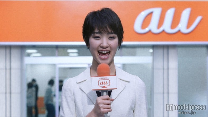 au新CMに出演する剛力彩芽／「史上最大のチャンス 学割」編