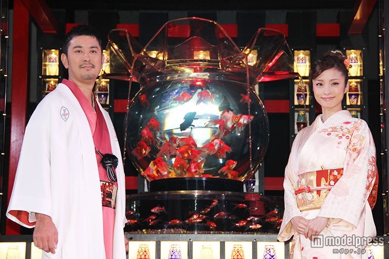 （左から）アートアクアリウムアーティストの木村英智氏、上戸彩