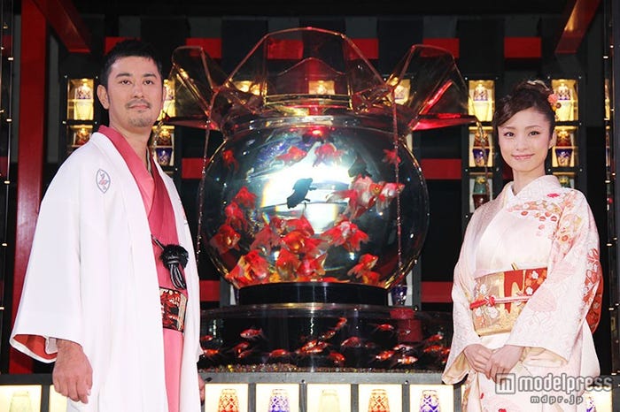 (左から)アートアクアリウムアーティストの木村英智氏、上戸彩