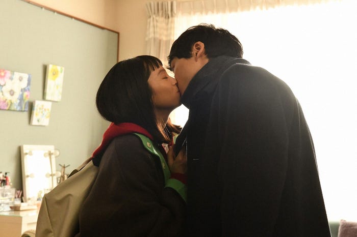 清野菜名、坂口健太郎/「婚姻届に判を捺しただけですが」第9話より(C)TBS