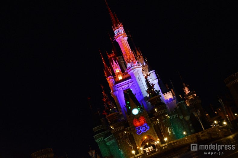 夜のパークを貸し切り、不穏な雰囲気のシンデレラ城