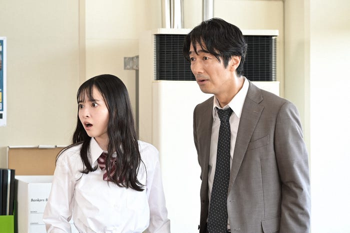飯沼愛、眞島秀和/第4話より (C)「パパとムスメの7日間」製作委員会