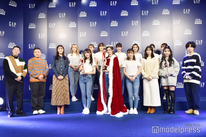 (前列左から)長田庄平、松尾駿、貴島明日香、TOMOさん、みいさん、あゆみさん、紺野彩夏、ミチ、曽田陵介(後列)ファイナリスト(C)モデルプレス