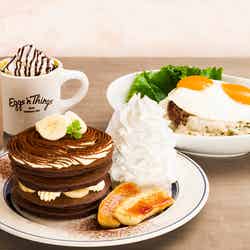 ティラミスバナナパンケーキ税込1,700円、きのこクリーム ロコ・モコ税込1,450円／画像提供：Eggs’n Things Japan