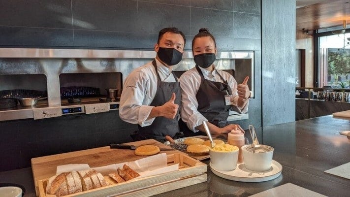 ※カメラに笑顔で応えてくれたスタッフ（パークハイアットオークランド）