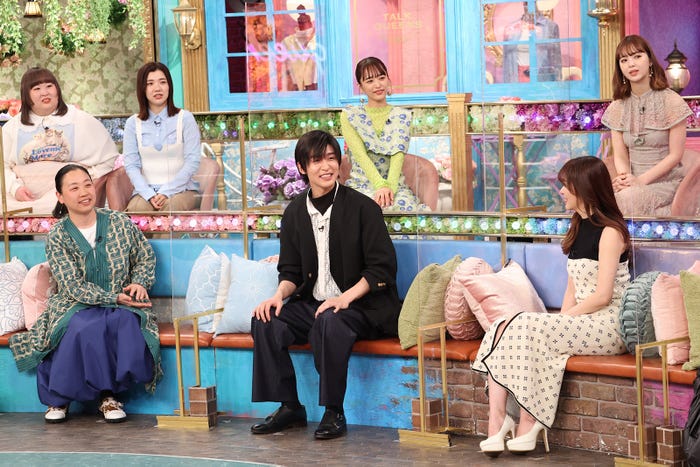 (前列左から)いとうあさこ、目黒蓮、指原莉乃(後列左から)かなで、福田麻貴、近藤千尋、藤田ニコル(C)フジテレビ