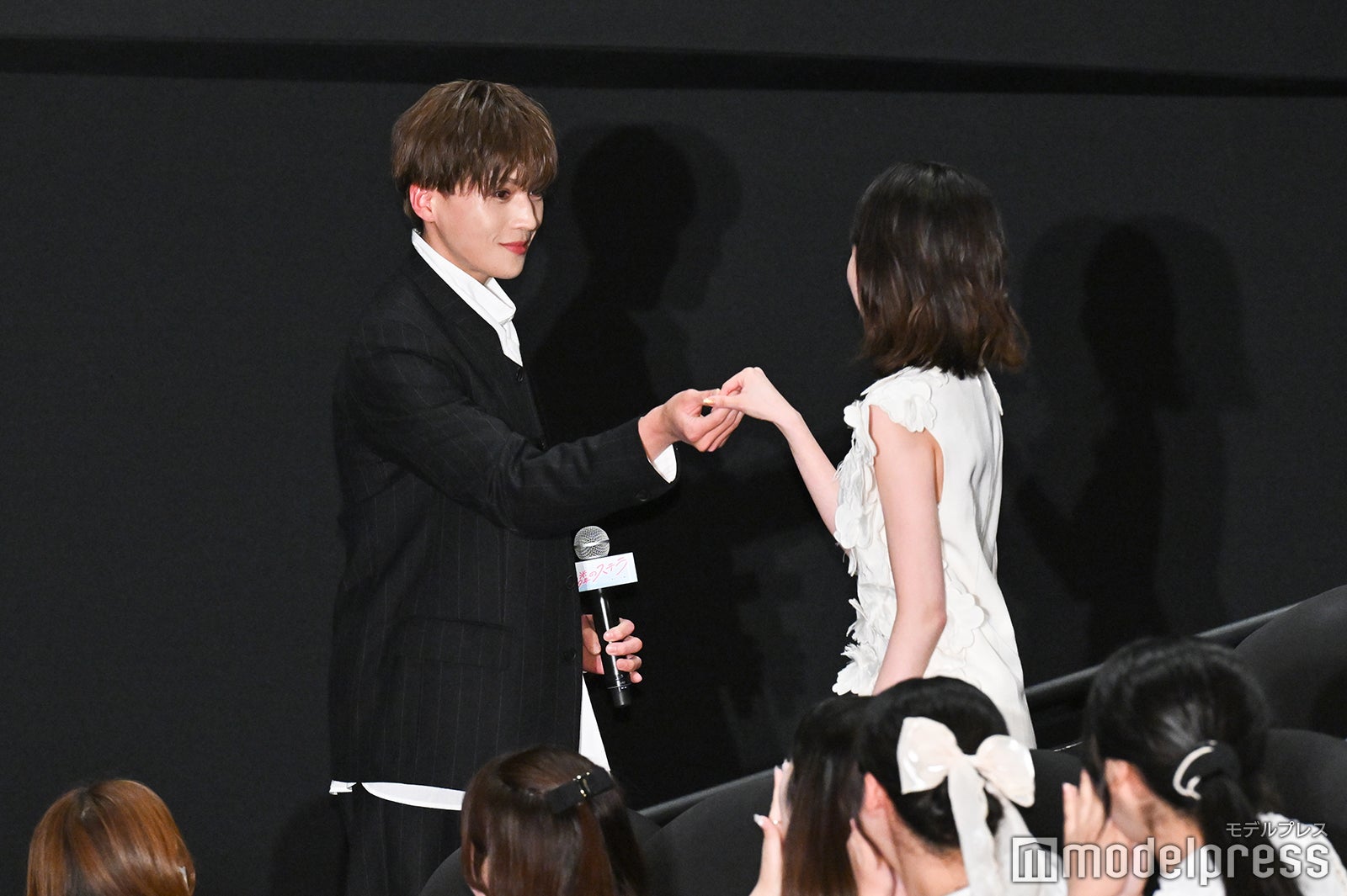 福本莉子（右）をエスコートする八木勇征（左）（C）モデルプレス