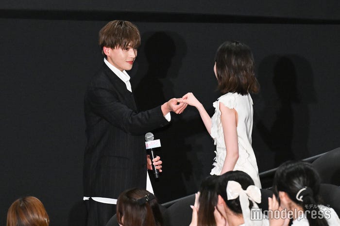福本莉子(右)をエスコートする八木勇征(左)(C)モデルプレス