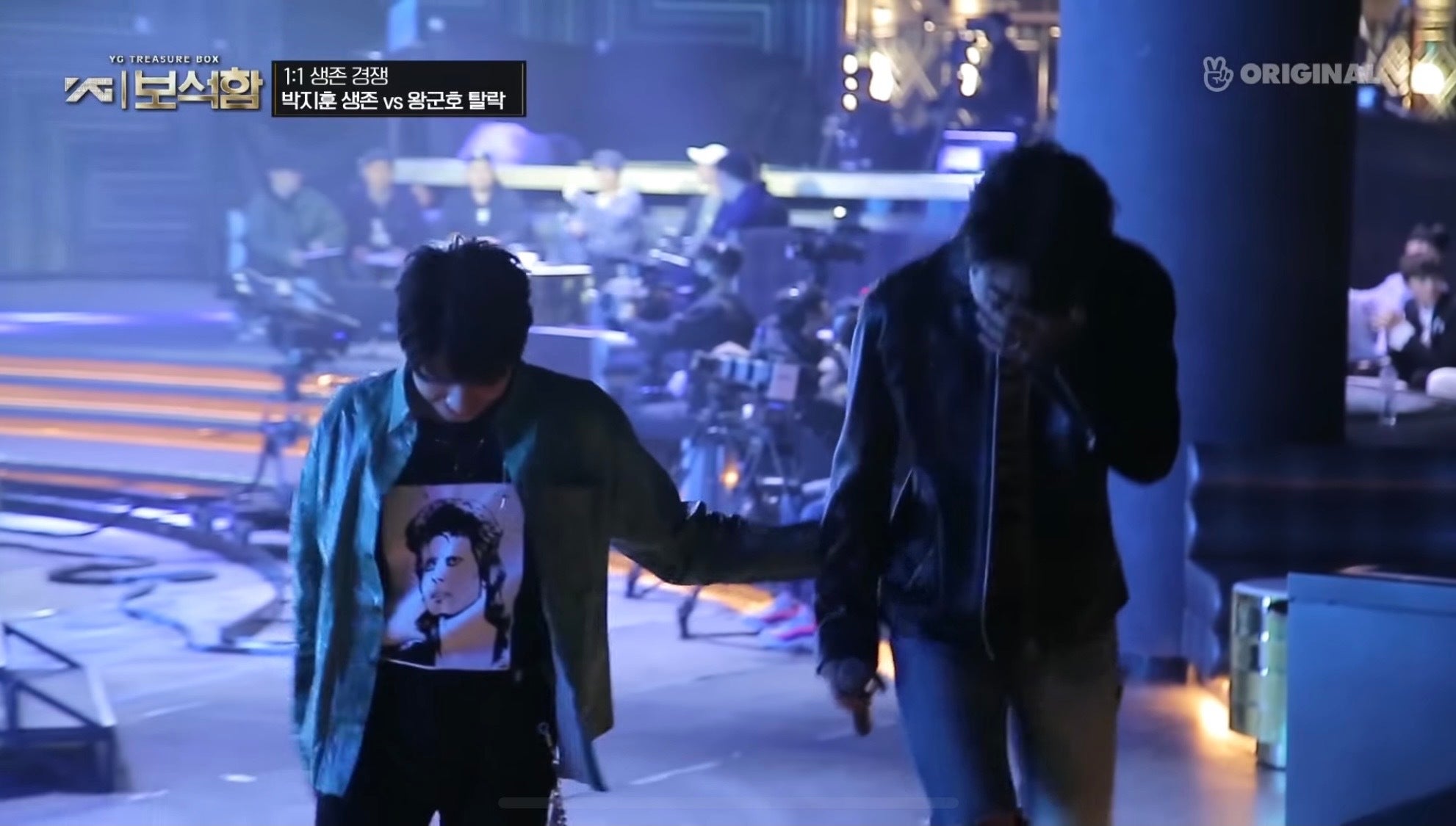 ワン・グンホ（左）の脱落に涙するパク・ジフン（右）  ／「YG宝石箱」公式YouTubeより