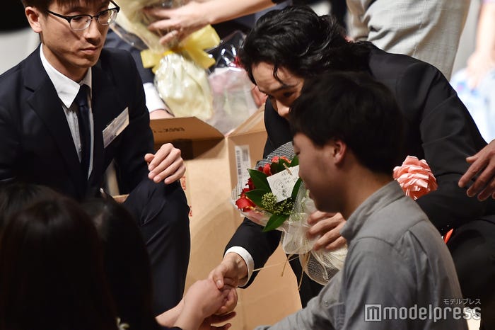 ファンの目をみて握手する池松壮亮 (C)モデルプレス