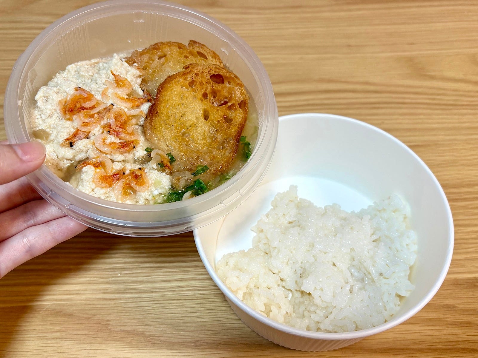 食べる直前にスープと具材を白米にかけていただきます!