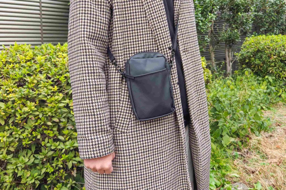 フェイクレザースマホショルダーバッグ