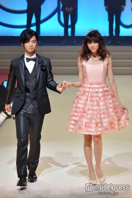 桐谷美玲 千葉雄大 腕組み2ショットで登場 ハニカミ笑顔に釘付け モデルプレス 桐谷美玲 千葉雄大 腕組み2ショットで登場 ハニカミ笑顔に釘付け モデルプレス