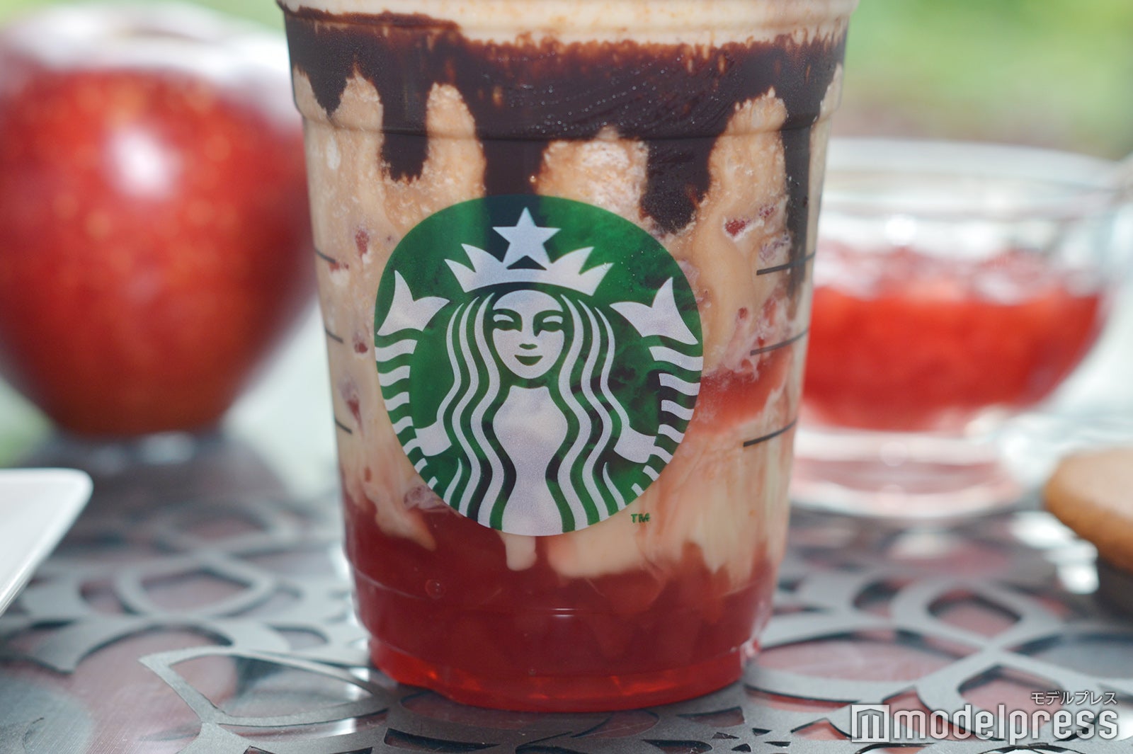 滴るチョコレートソースと真っ赤なアップルコンポートが魔女らしい （C）モデルプレス