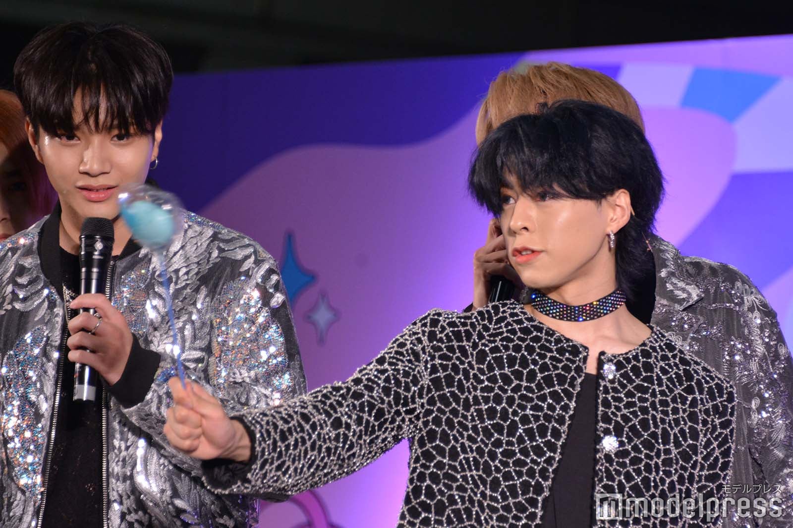 被り物をする佐野文哉 （C）モデルプレス