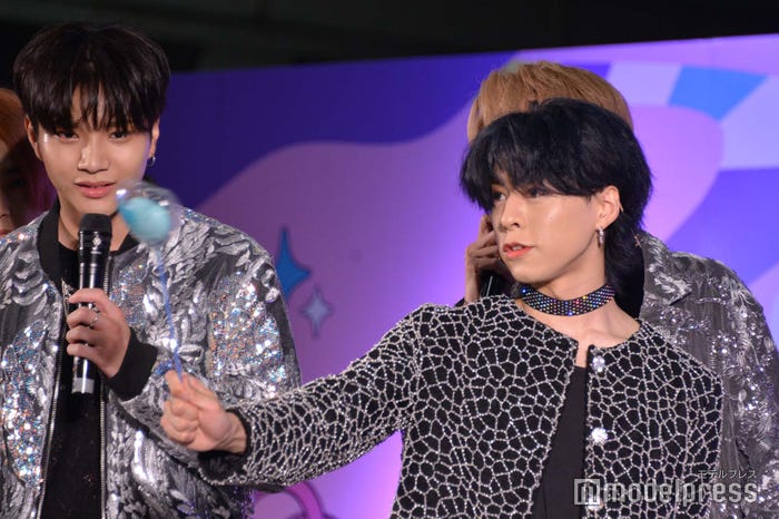 被り物をする佐野文哉 (C)モデルプレス