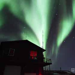 アラスカ、オーロラと3つの太陽が見える家【モデルプレス】