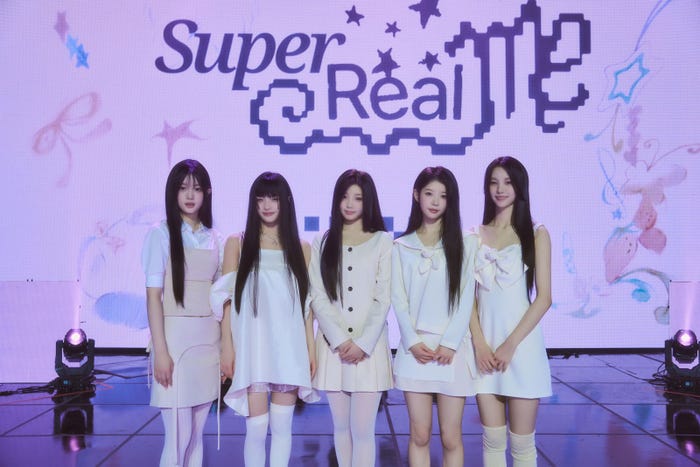 ILLIT/(左から)MINJU、IROHA、WONHEE、MOKA、YUNAH(P)&(C)BELIFT LAB Inc.