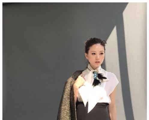 妊娠中の伊藤千晃、ふっくらお腹にファン注目