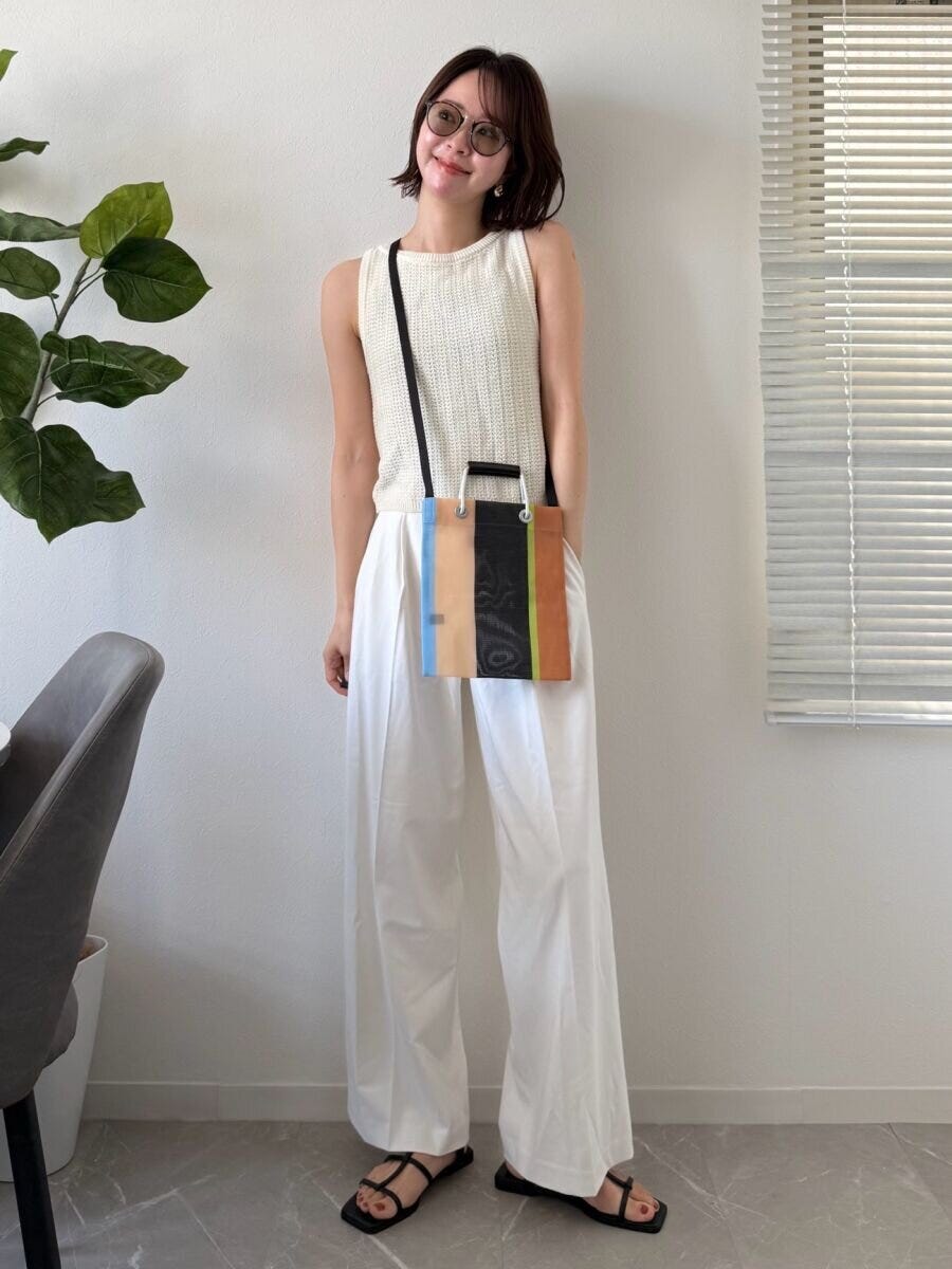 白いパンツに白いノースリーブトップスを合わせた女性の夏コーデ 白いパンツに白いノースリーブトップスを合わせた女性の夏コーデ