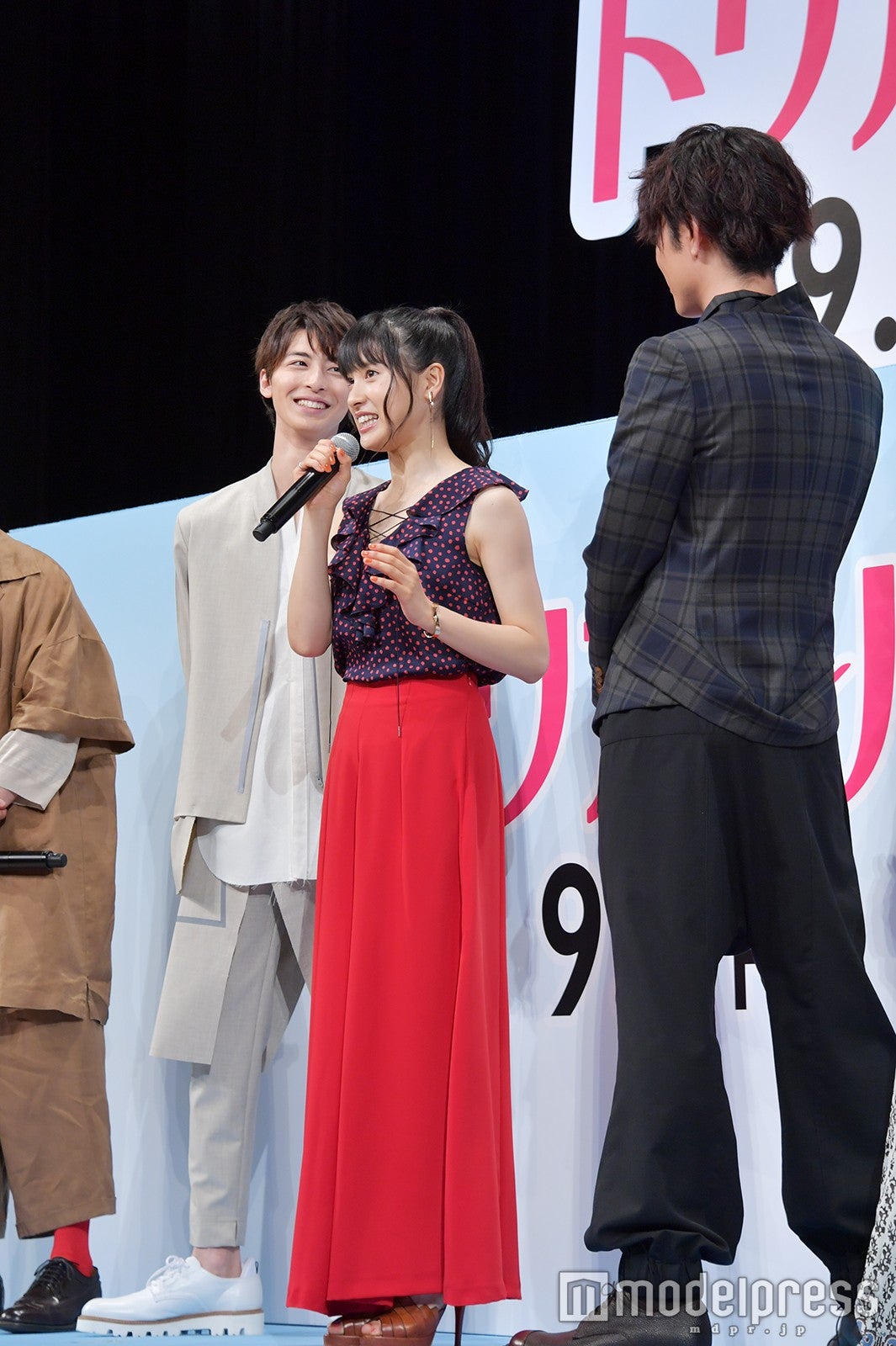 最後の挨拶をする土屋太鳳を真横から見つめる間宮祥太朗 （C）モデルプレス