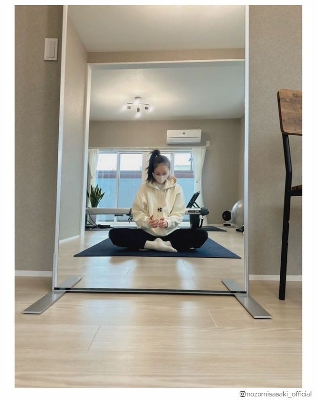 トレーニング中の佐々木希／佐々木希公式Instagramより