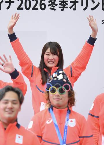 五輪・パラ感謝パレード スノボー金メダリスト共演 木村葵来「人の多さにびっくり」村瀬心椛「『感動したよ』と言われてぐっときた」