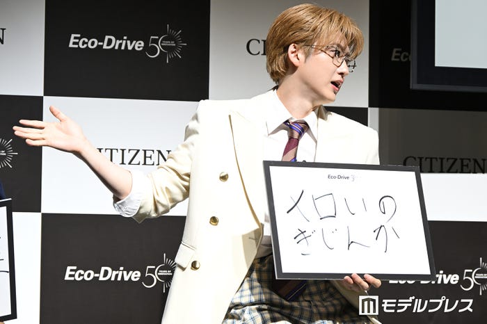 漢字が書けないユーキ(C)モデルプレス